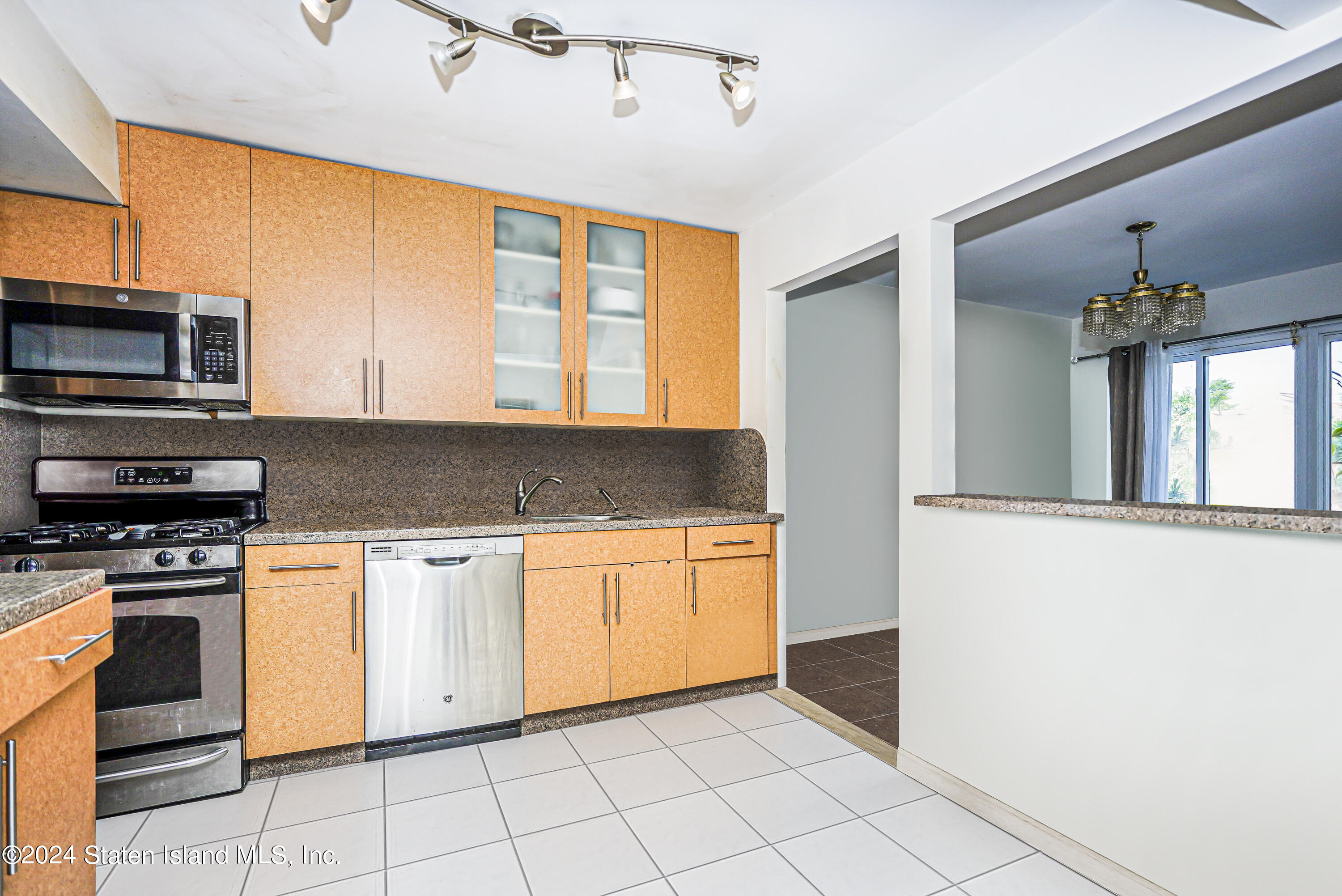 10 Gregory Lane Staten Island, NY 10314 - Photo 4 of 17 Photo Jul 09 2024, 8 17 29 PM