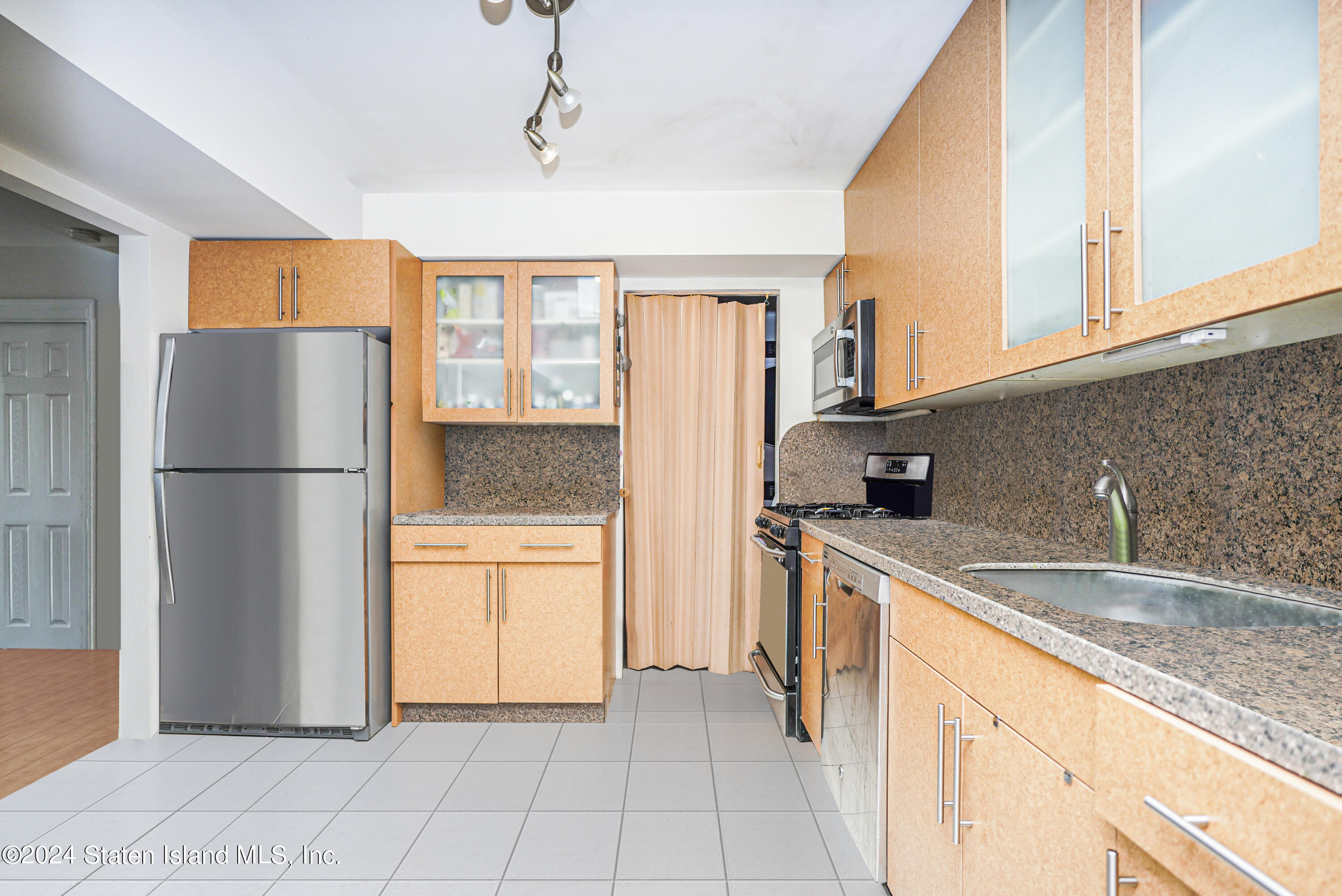 10 Gregory Lane Staten Island, NY 10314 - Photo 5 of 17 Photo Jul 09 2024, 8 17 51 PM