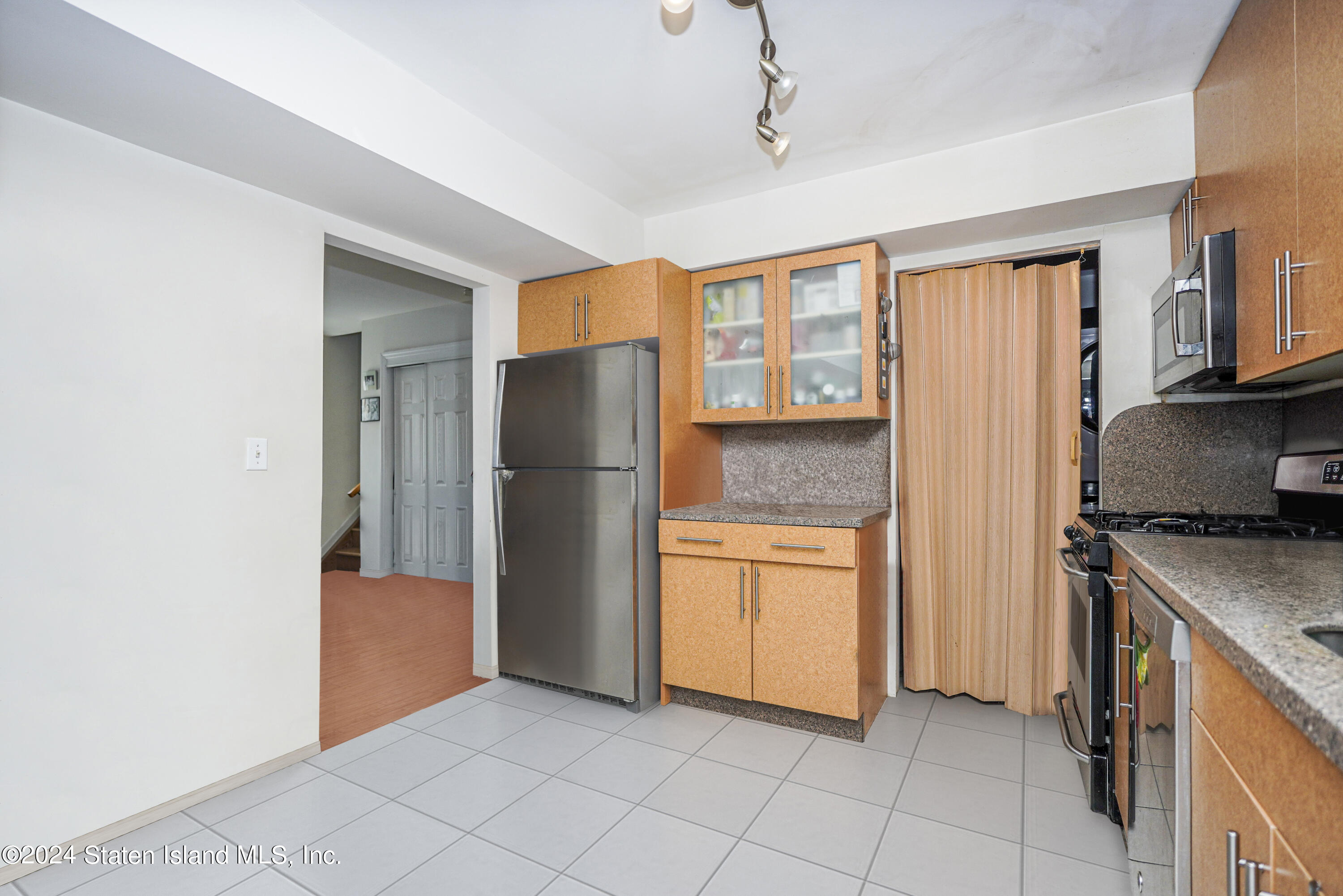 10 Gregory Lane Staten Island, NY 10314 - Photo 6 of 17 Photo Jul 09 2024, 8 17 57 PM