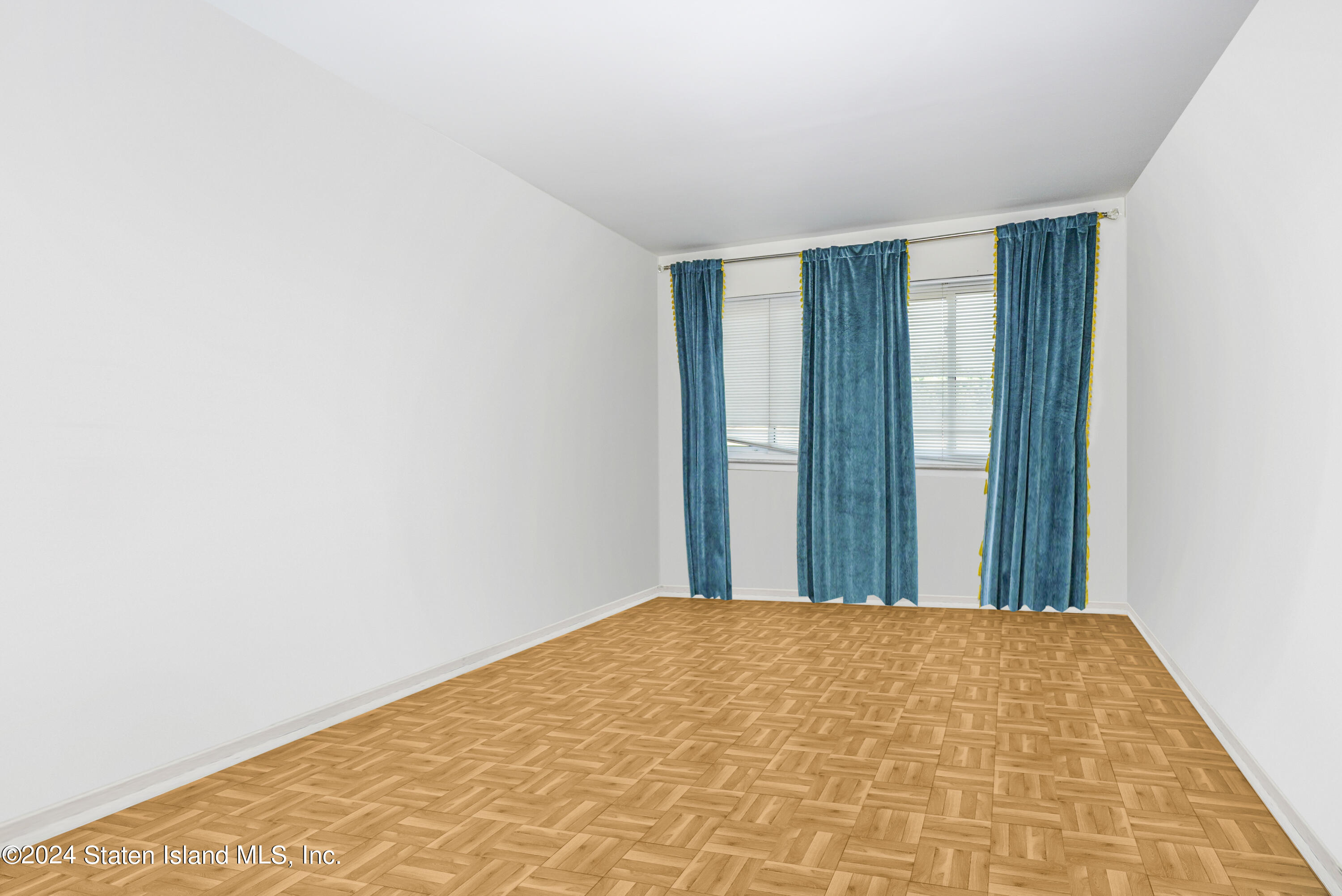 10 Gregory Lane Staten Island, NY 10314 - Photo 8 of 17 Photo Jul 09 2024, 8 15 32 PM