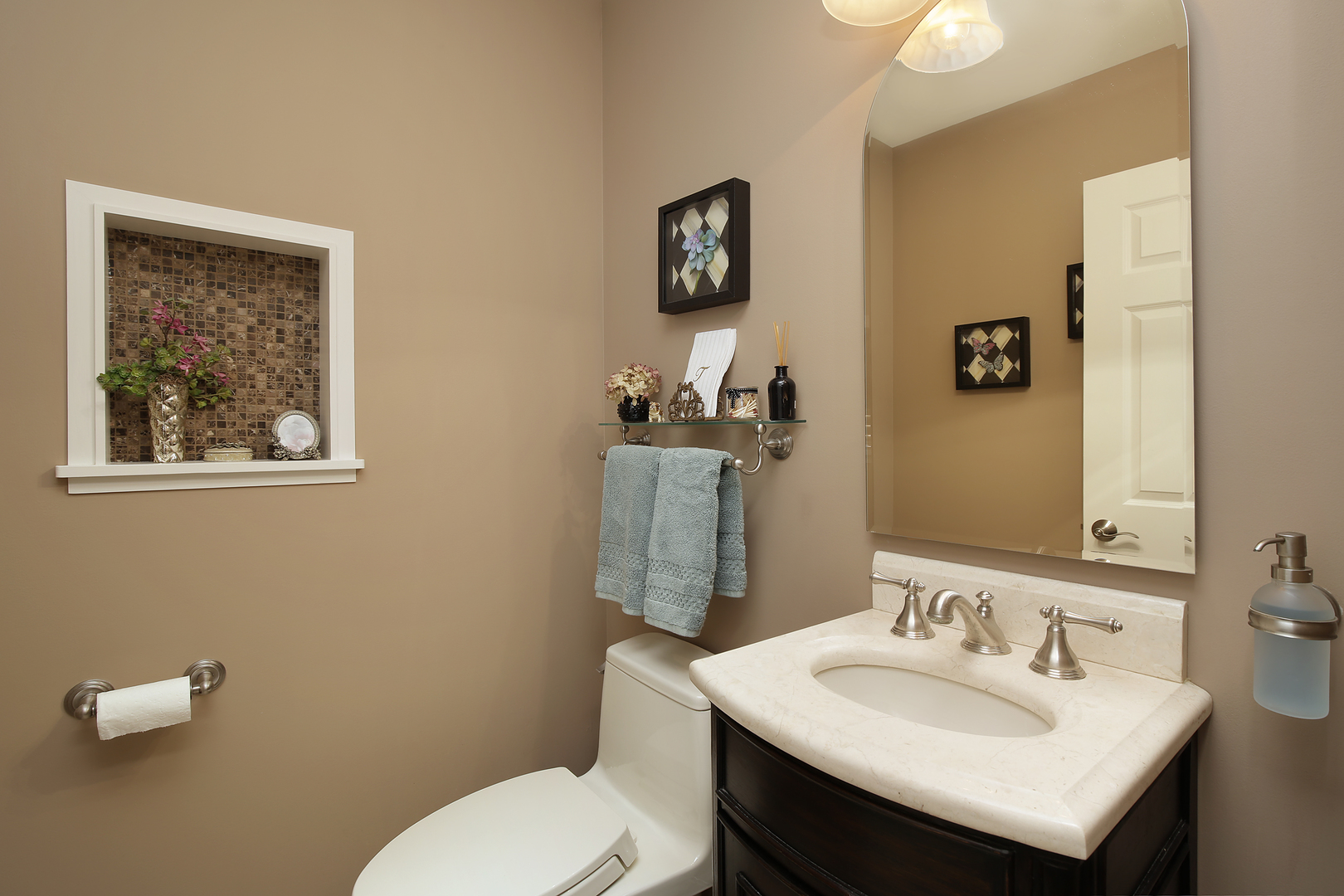 2040 Maplewood Road Northbrook, IL 60062 - Photo 16 of 30 a bathroom with a toilet a sink and mirror
