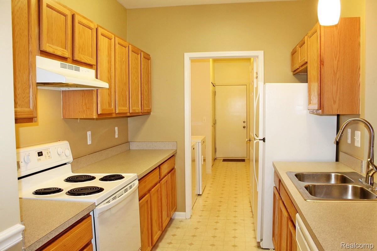 11696 Farmington Road Livonia, MI 48150 - Photo 8 of 39 IMG_7434.JPG