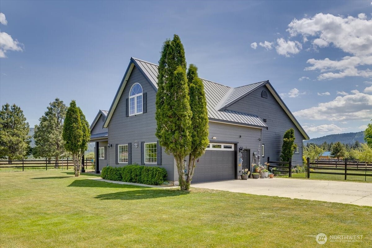 644 Masterson Road Cle Elum, WA 98922 - Photo 34 of 40 a front view of a house with a yard