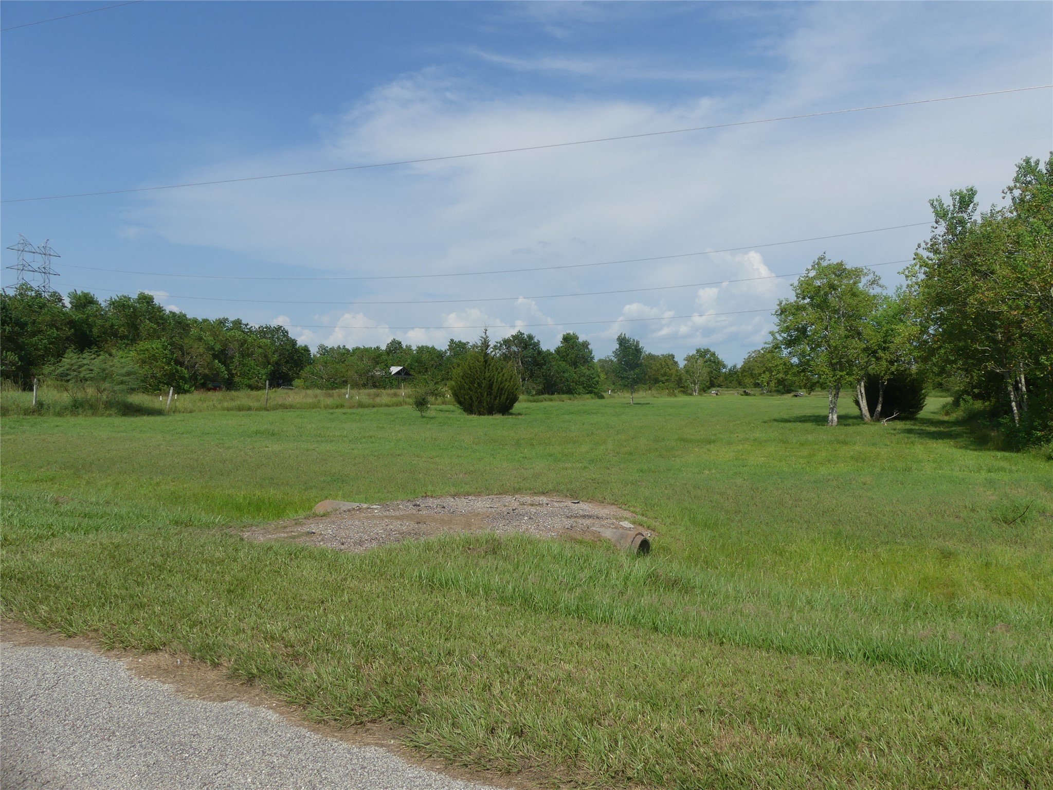 20119 East Paloma Loop Rosharon, TX 77583 - Photo 2 of 5 a view of a grassy field