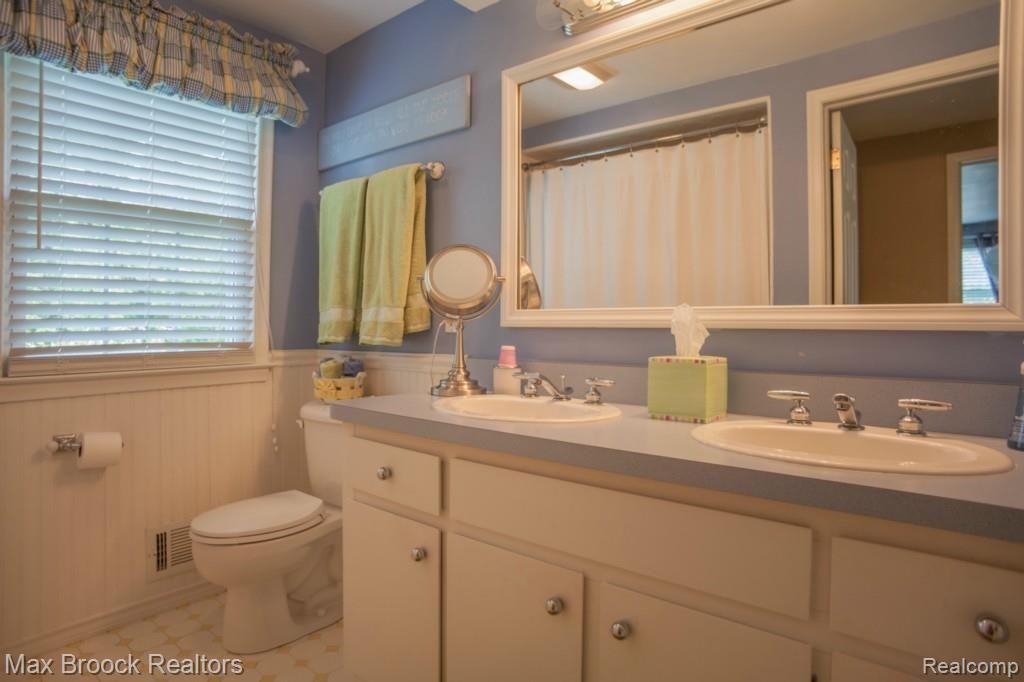 2715 Hunters Hill Road Bloomfield Hills, MI 48304 - Photo 38 of 45 IMG_1906.jpg