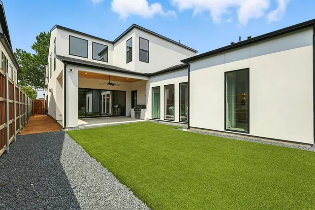 a view of an house with backyard porch and garden