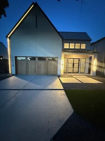 a view of entryway with a front door