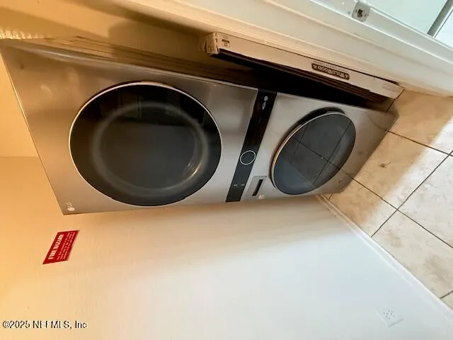 a close up view of a washer and dryer
