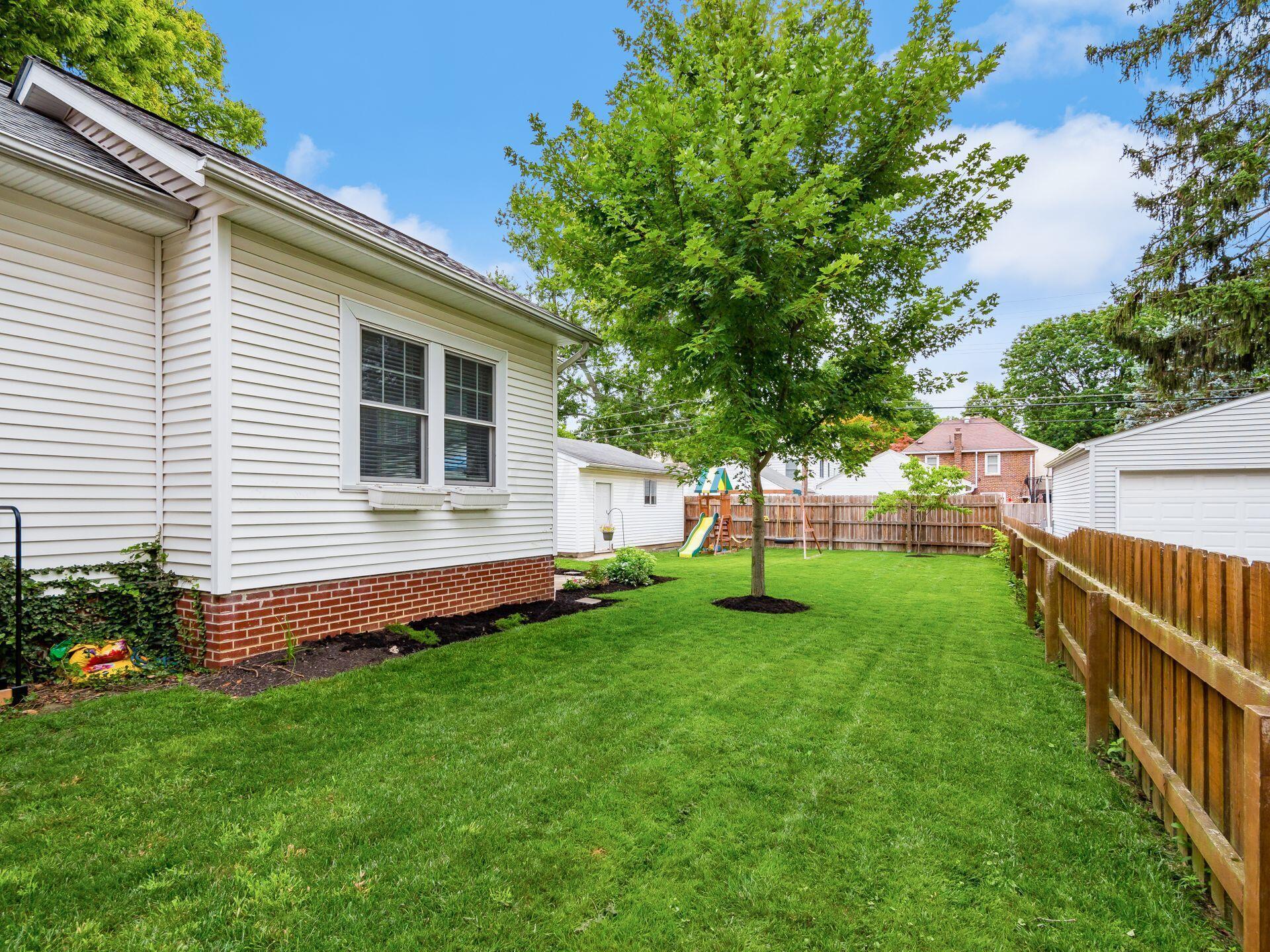 240 North Ardmore Road Bexley, OH 43209 - Photo 49 of 72 Side Yard