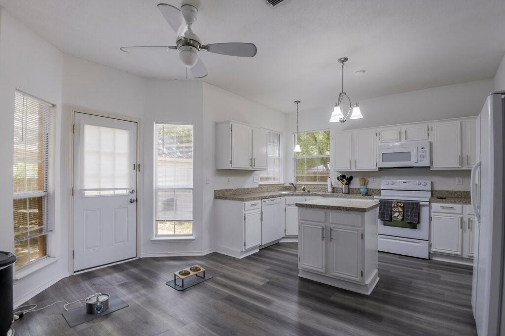 5428 Rolling Green Road Arlington, TX 76017 - Photo 11 of 29 Kitchen and breakfast nook.