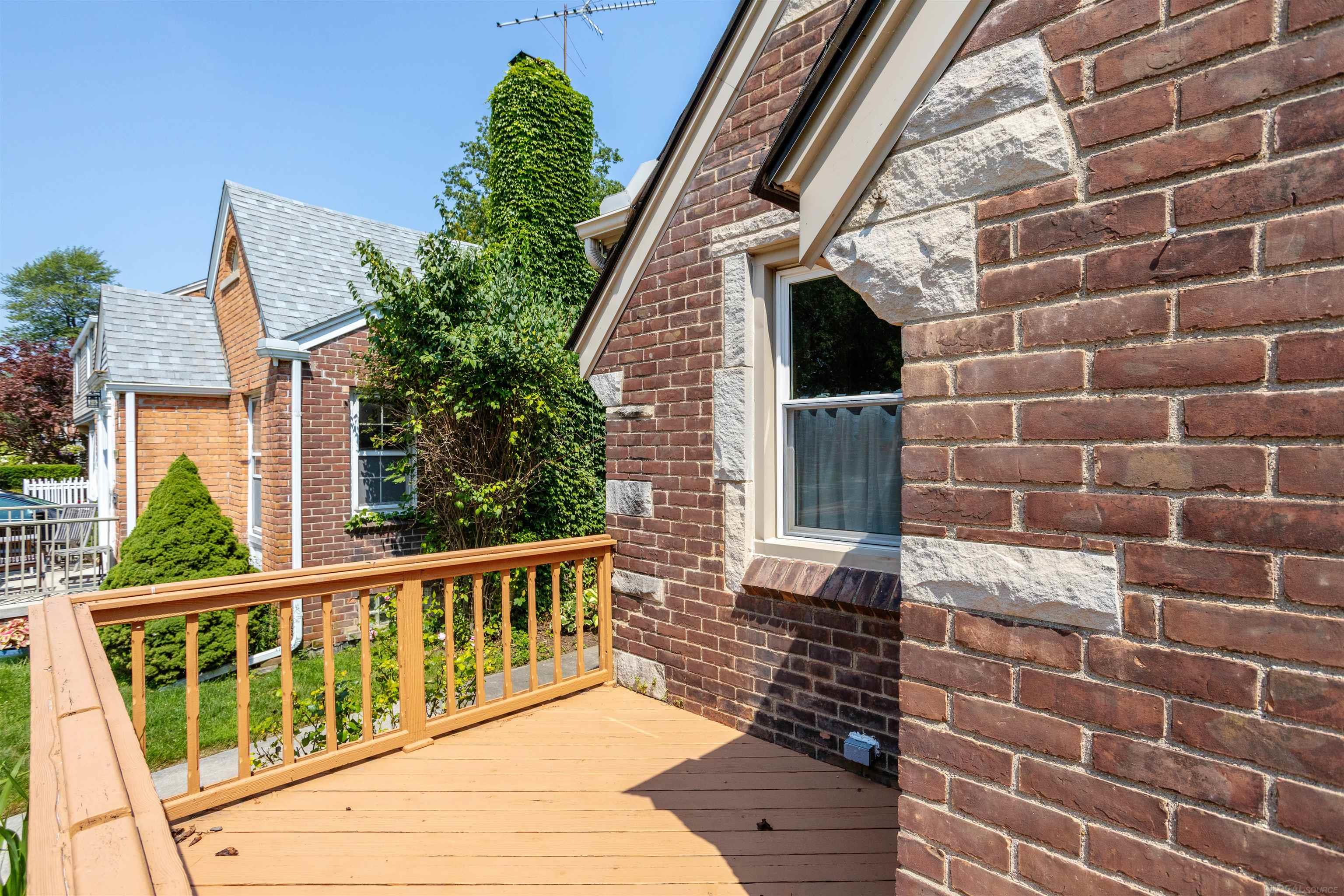 1410 Roslyn Road Grosse Pointe, MI 48236 - Photo 4 of 33 50150671-656eeb1d-2b55-4000-a8d6-75fb4dc4314b.JPG