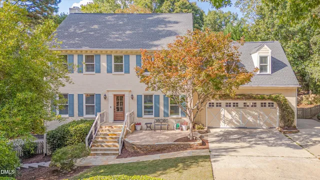 a view of house with yard