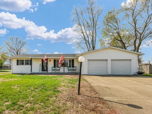 $300,000 | 205 Briarcliff Drive, St. Joseph, IL 61873