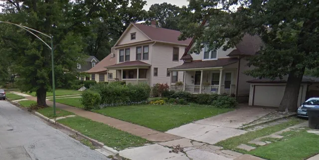 a view of a yard in front of house