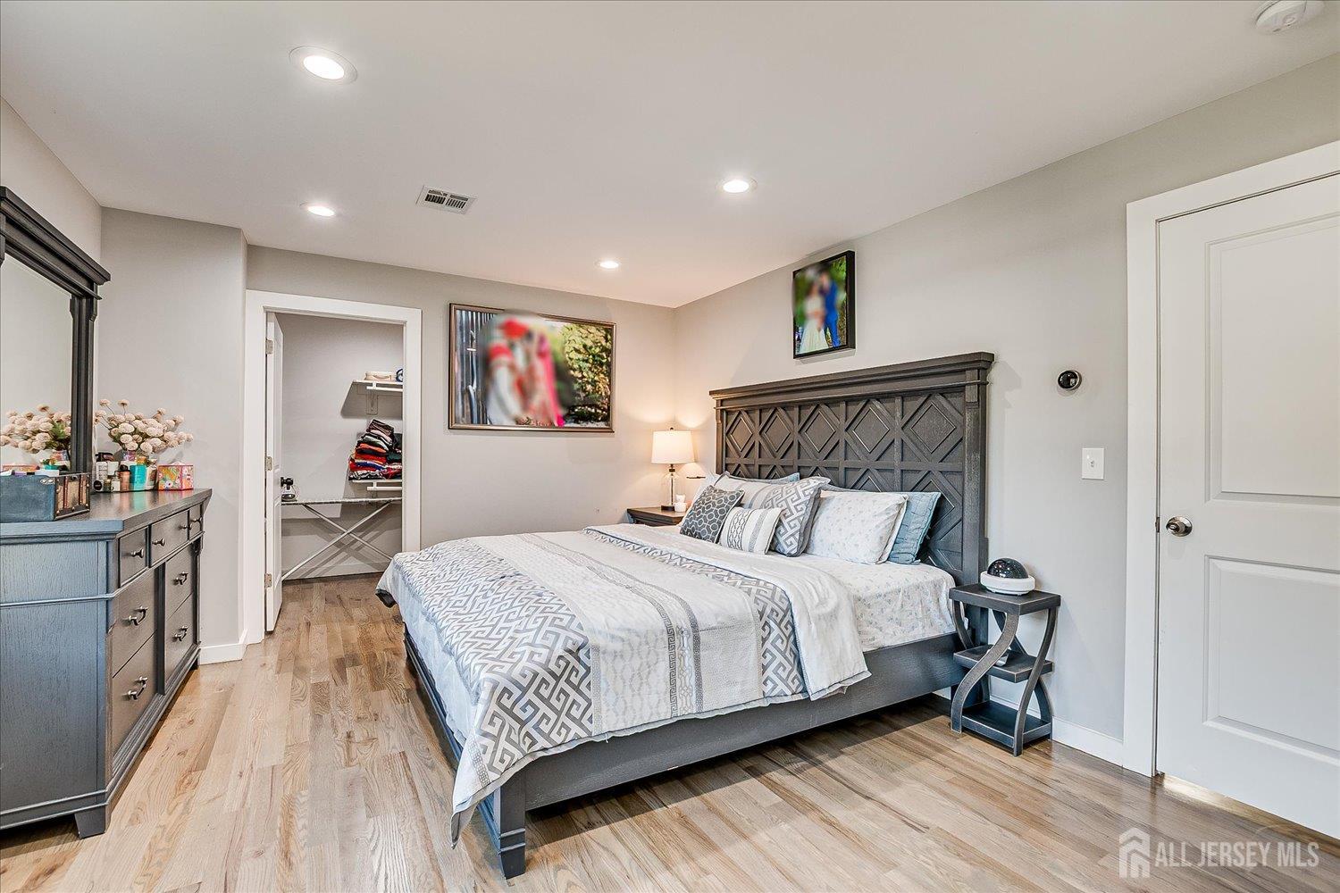 191 Hoover Avenue Edison, NJ 08837 - Photo 20 of 40 a spacious bedroom with a bed and a large mirror