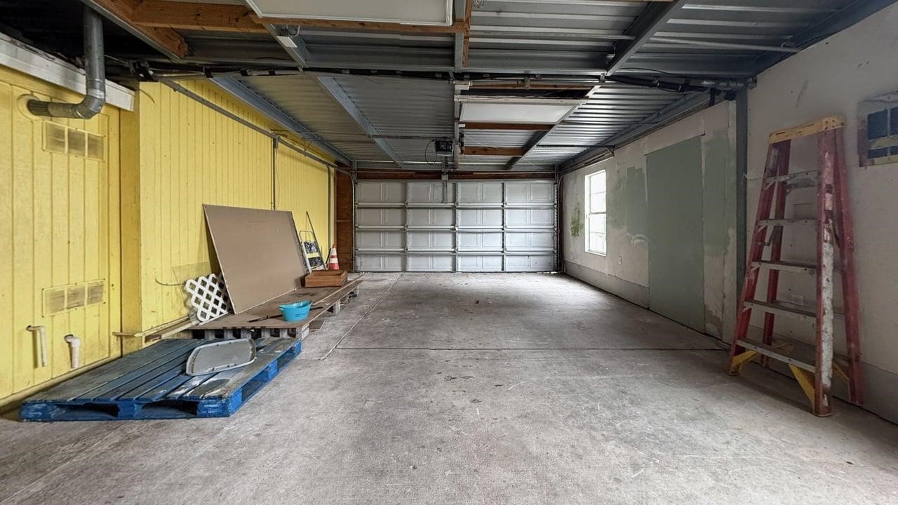 7975 Booker Street Houston, TX 77028 - Photo 3 of 36 a view of a room with gym equipment