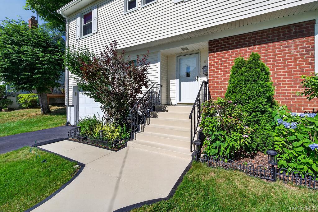 11 Oakridge Road White Plains, NY 10607 - Photo 3 of 34