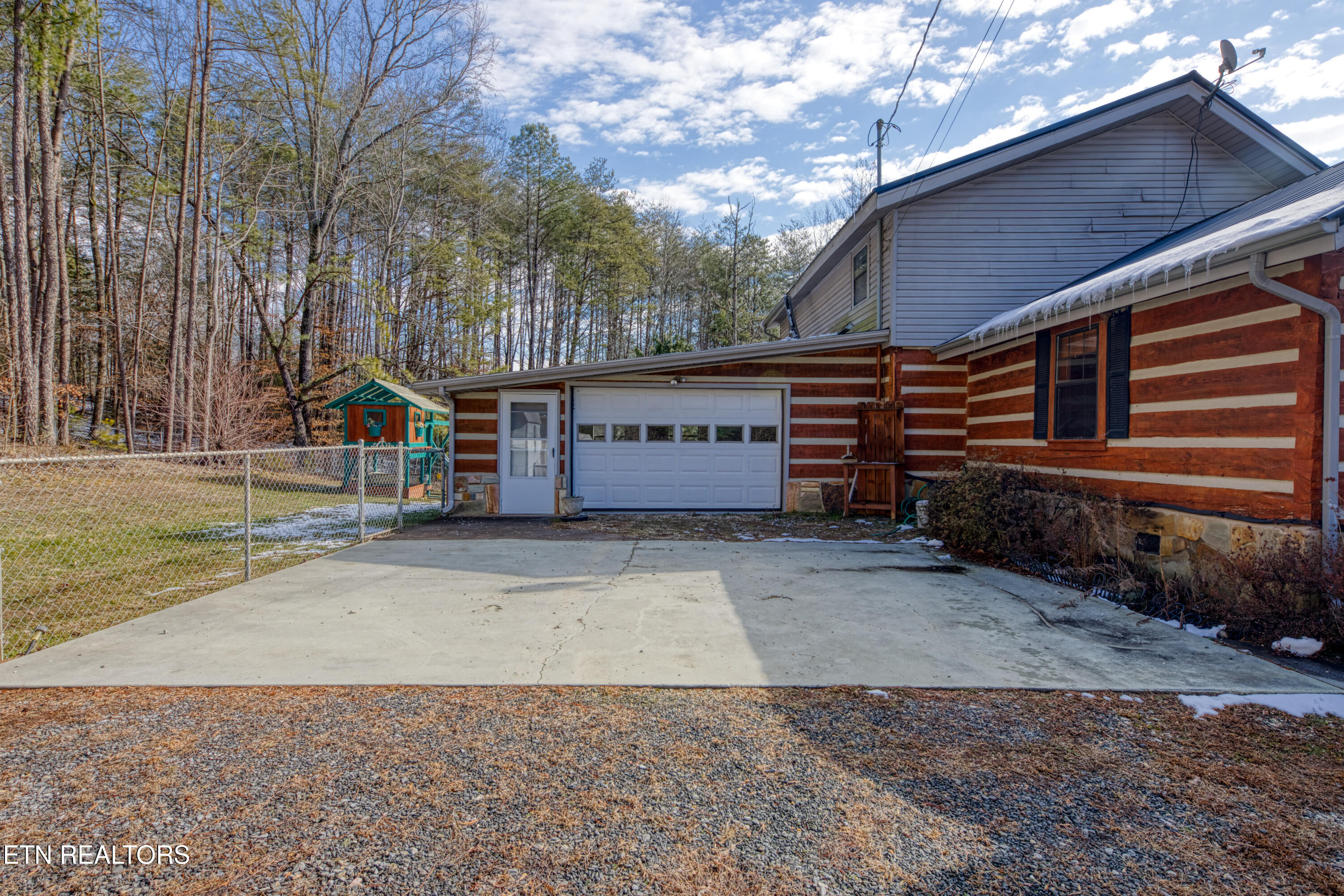 686 Thomas Road Sevierville, TN 37876 - Photo 11 of 43 Garage/Side