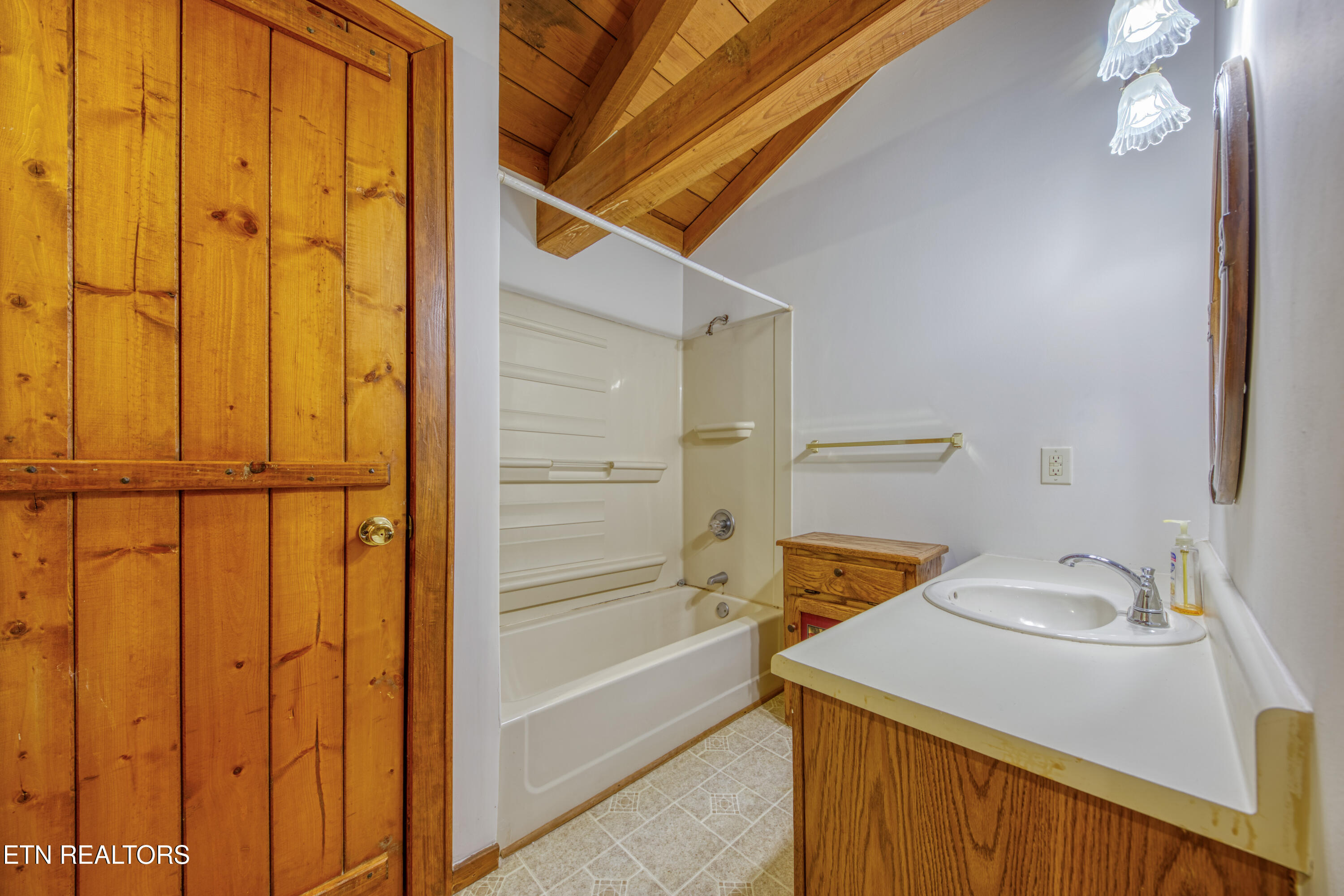 686 Thomas Road Sevierville, TN 37876 - Photo 41 of 43 Second Level Guest Bath