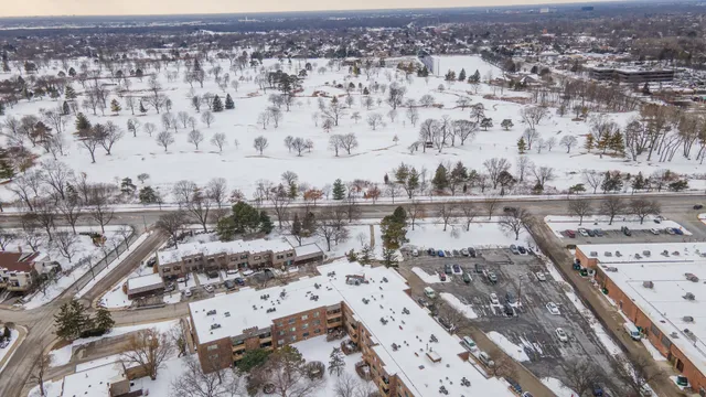 $249,900 | 925 Spring Hill Drive, Unit 101, Northbrook, IL 60062