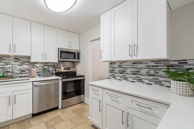 $249,900 | 925 Spring Hill Drive, Unit 101, Northbrook, IL 60062