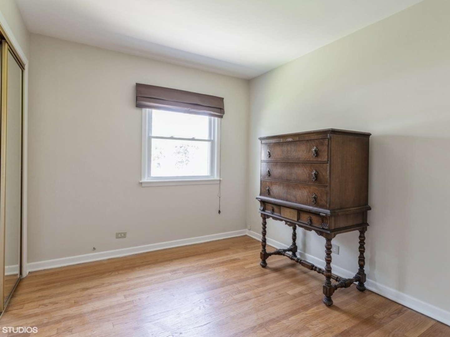 2220 Walnut Street Park Ridge, IL 60068 - Photo 14 of 25 a room with a table and a window