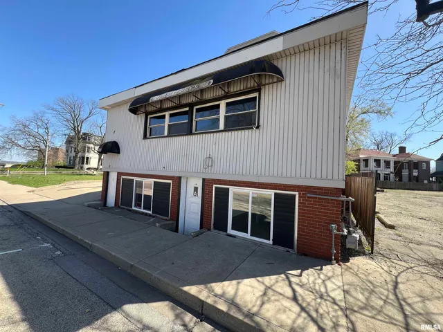 $950 | 416 West Main Street, Unit A, Peoria, IL 61606