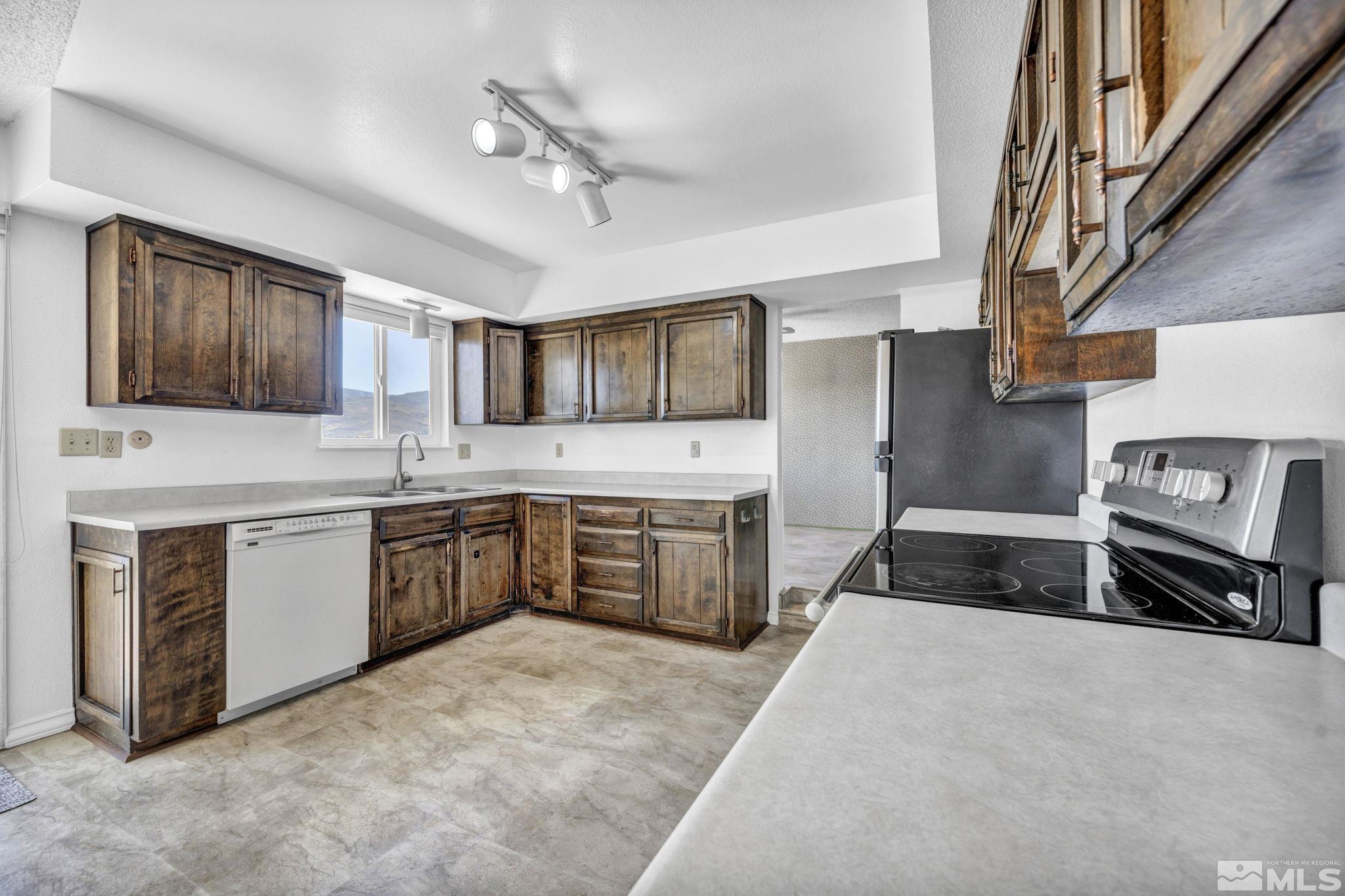 2835 Everett Drive Reno, NV 89503 - Photo 10 of 39 Photo 10