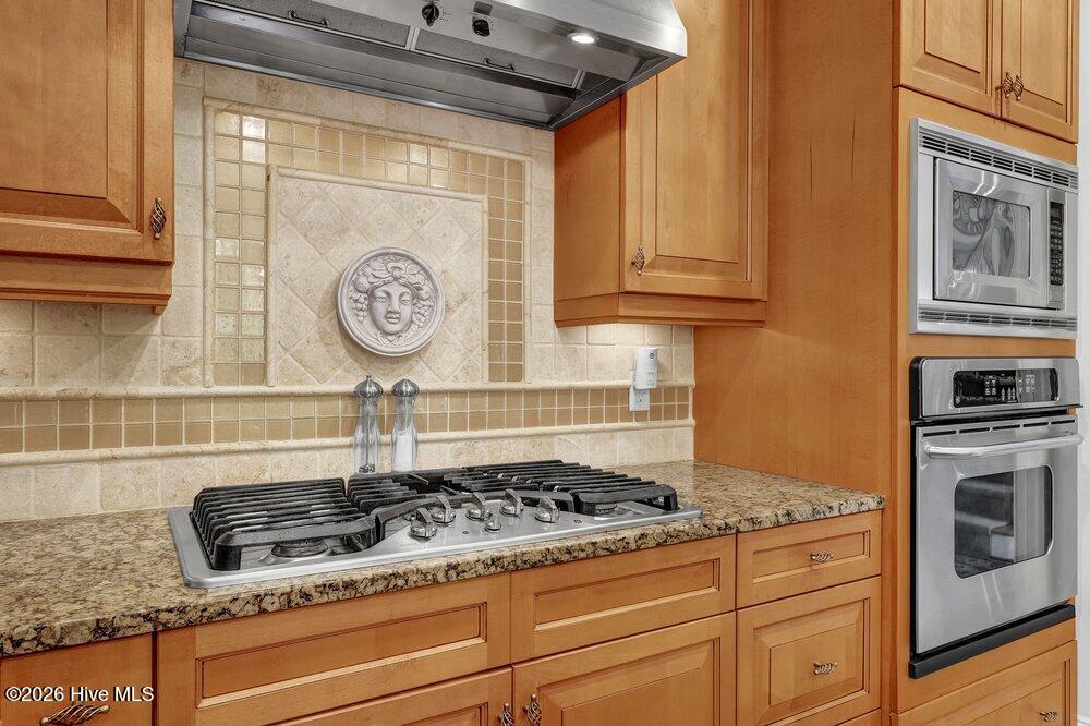 853 Gull Point Road Wilmington, NC 28405 - Photo 20 of 55 Natural gas cooktop