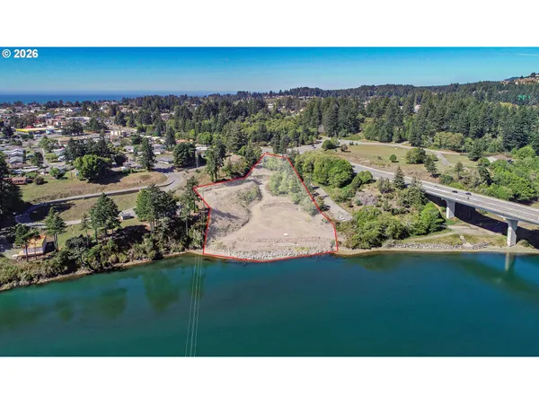 a black and white photo of a city