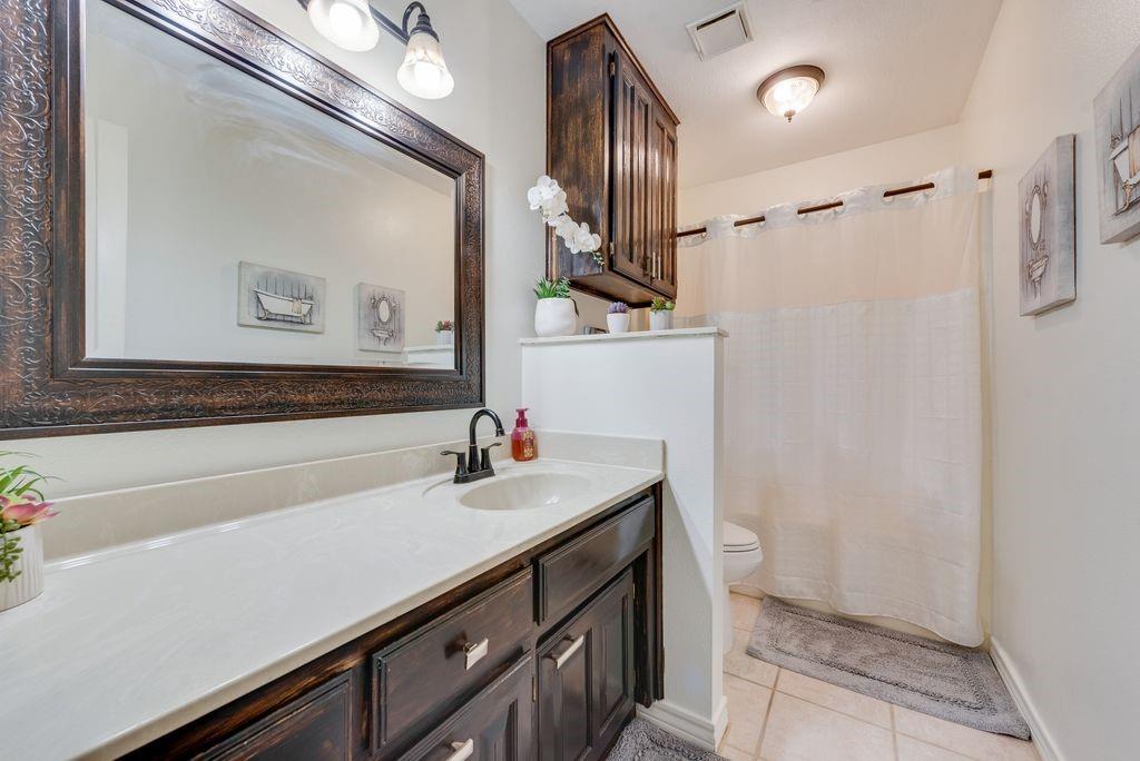 579 South Hitt Street Boyd, TX 76023 - Photo 29 of 34 Beautiful guest bath
