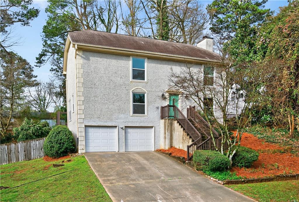 a view of a house with a yard