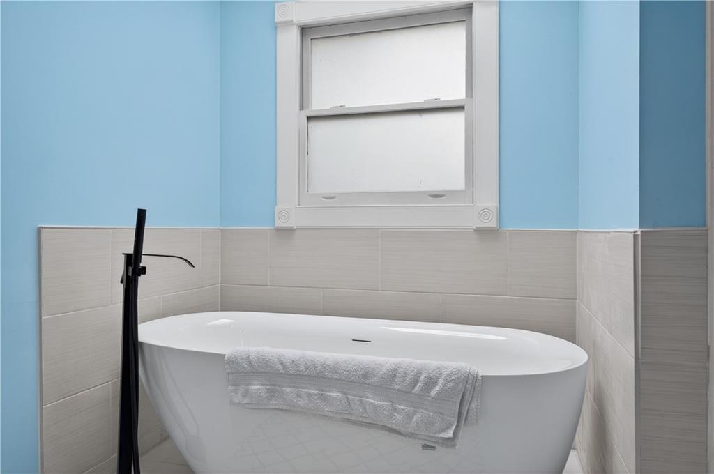 2878 Cardinal Trace Duluth, GA 30096 - Photo 26 of 42 a bathroom with a bathtub