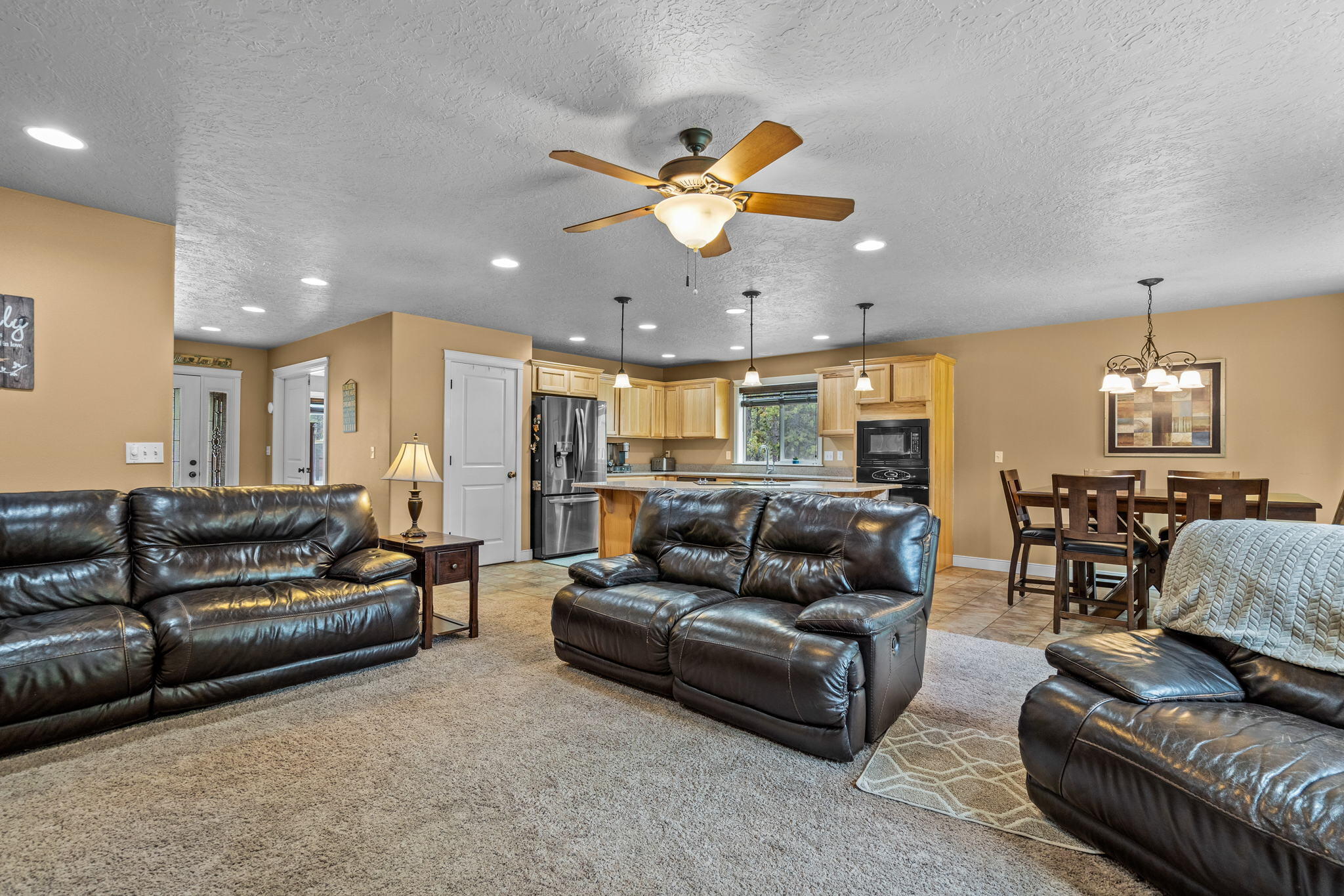 16048 Aqua Road La Pine, OR 97739 - Photo 7 of 38 Great Room is very spacious
