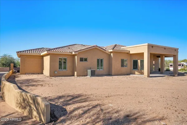 a view of a house with a backyard