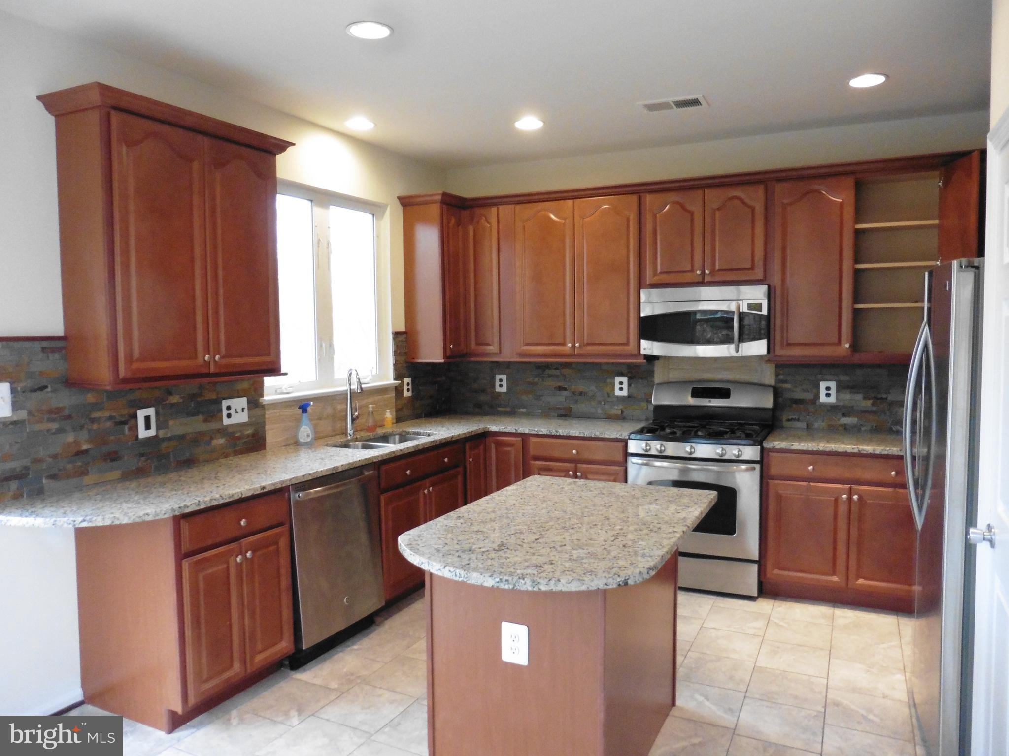 14824 Edman Road Centreville, VA 20121 - Photo 2 of 17 Upgraded kitchen w/42 in cabinets and granite