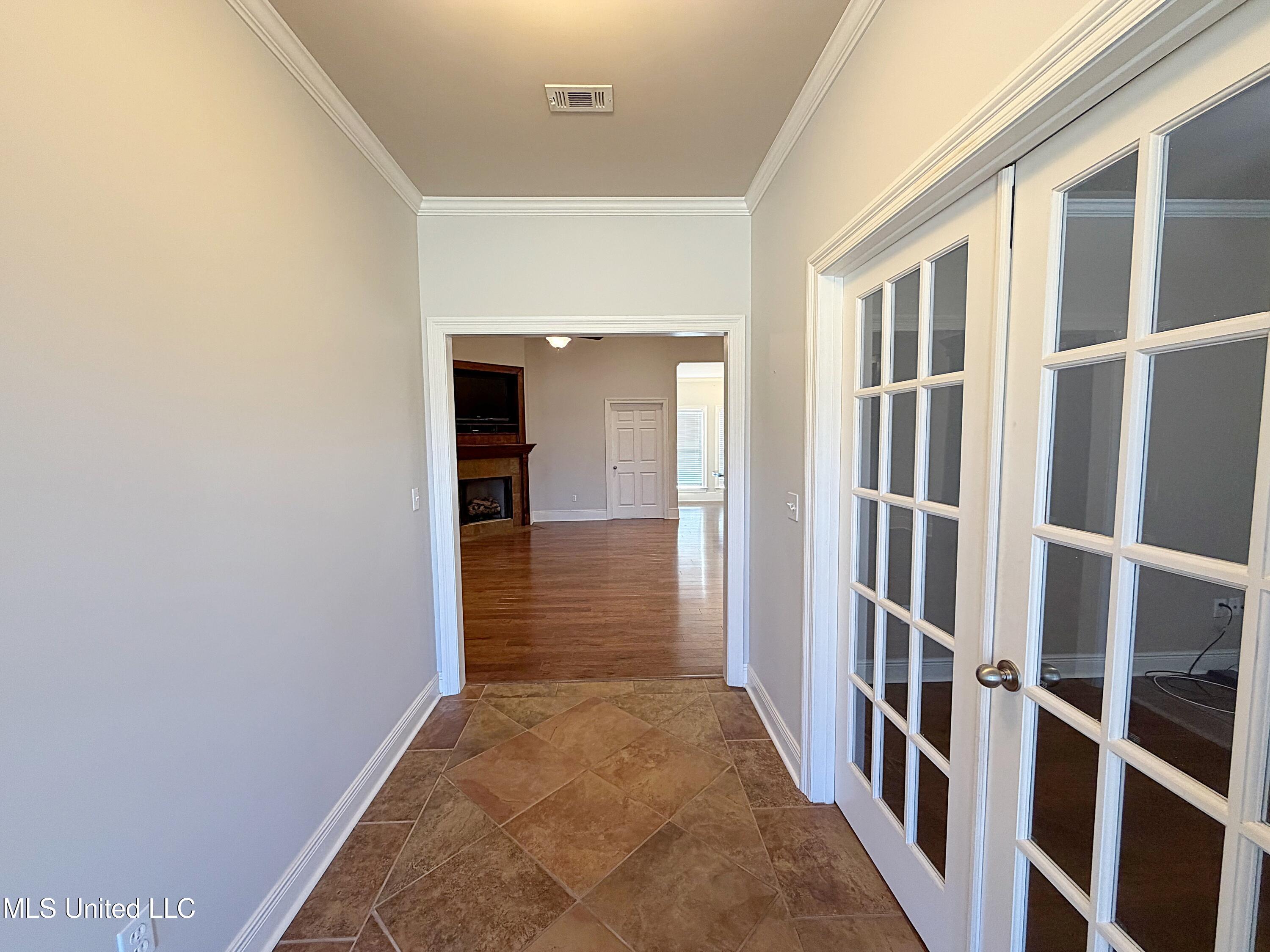 2099 East Franklin Street Carthage, MS 39051 - Photo 4 of 39 foyer