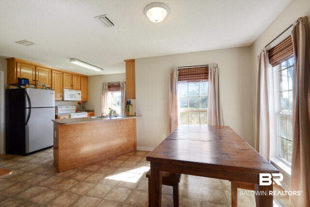 500 West Rose Avenue Foley, AL 36535 - Photo 3 of 21 Kitchen/Dining Area