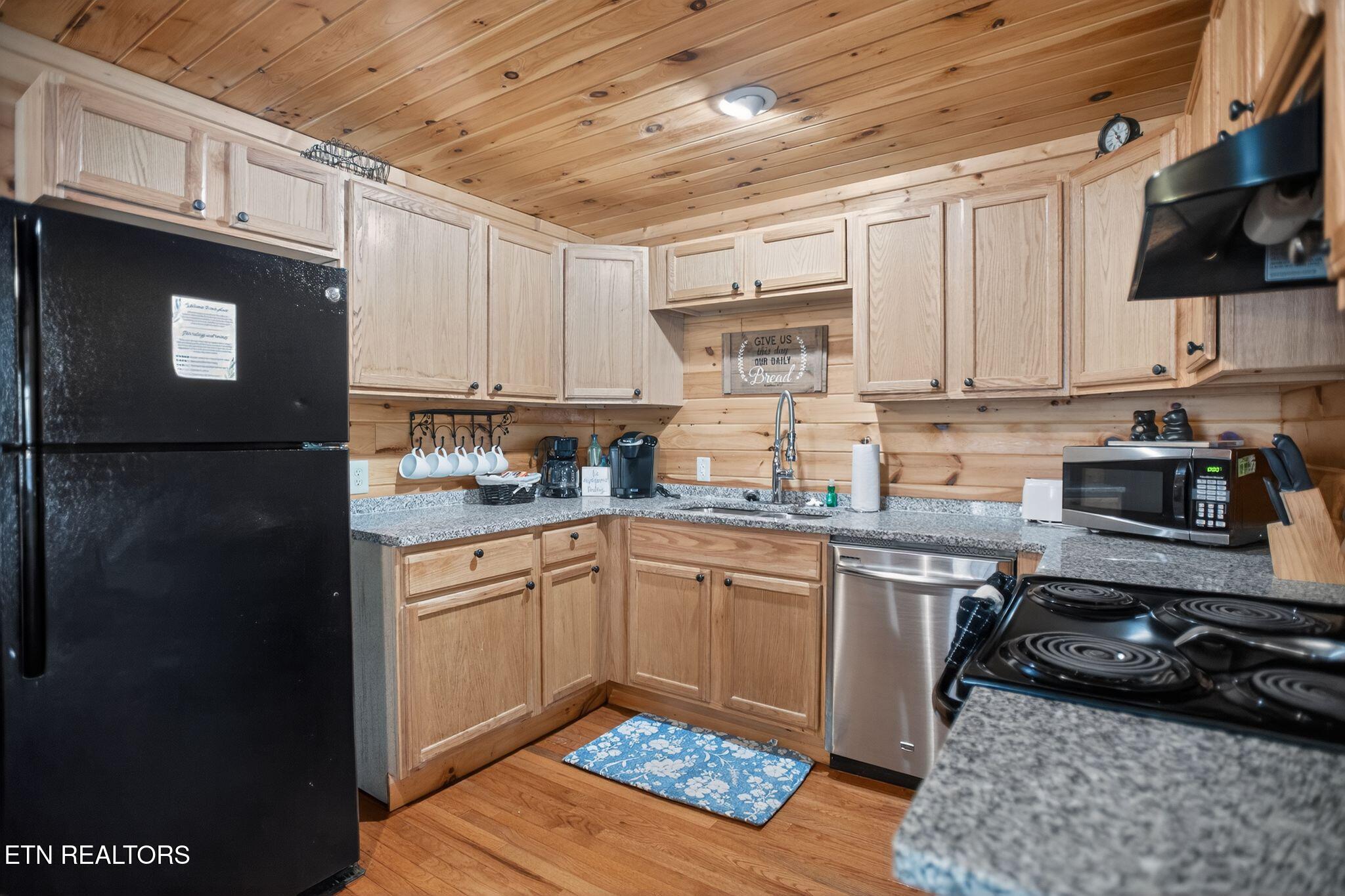 402 King Branch Road Sevierville, TN 37876 - Photo 15 of 32 17_402_King_Branch_Rd_Sevierville_TN_378