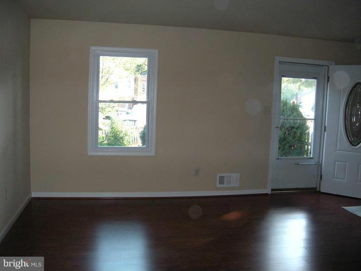 9276 Taney Road Manassas, VA 20110 - Photo 2 of 12 Living Room