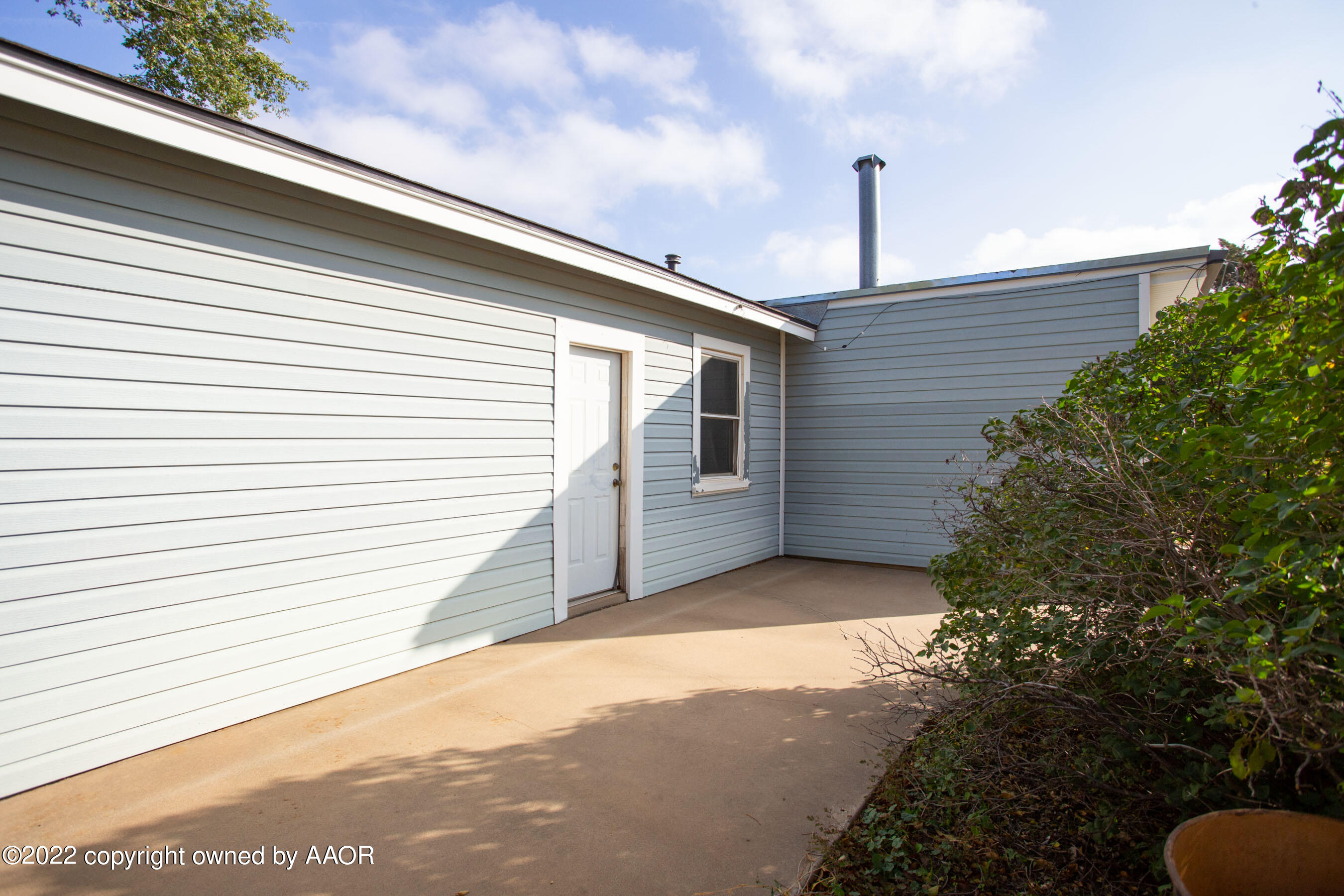 4819 Arden Road Amarillo, TX 79110 - Photo 23 of 33 a backyard of a house