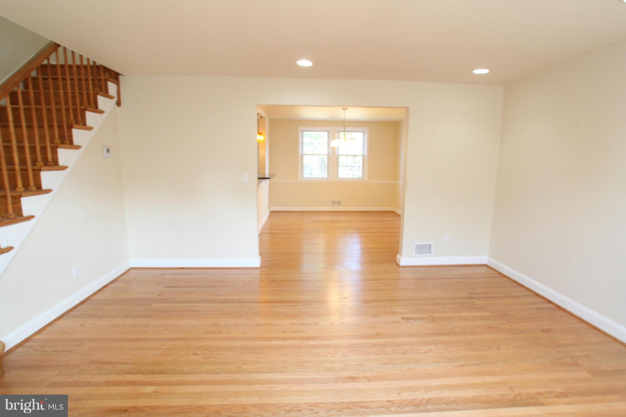 1530 Oakridge Road Baltimore, MD 21218 - Photo 4 of 20 Living Room