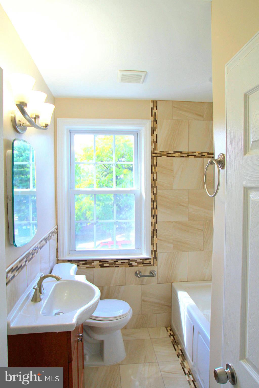1530 Oakridge Road Baltimore, MD 21218 - Photo 10 of 20 Bath