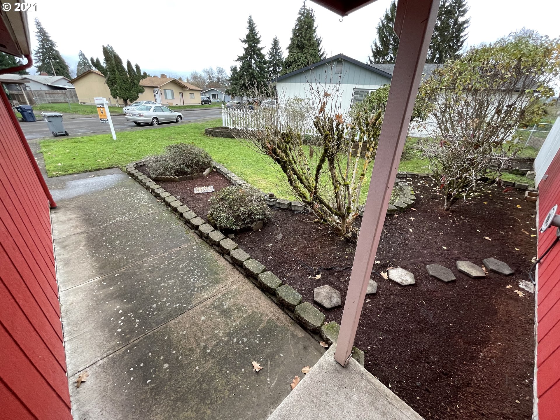 1286 Kenray Loop Springfield, OR 97477 - Photo 3 of 27 a view of a backyard