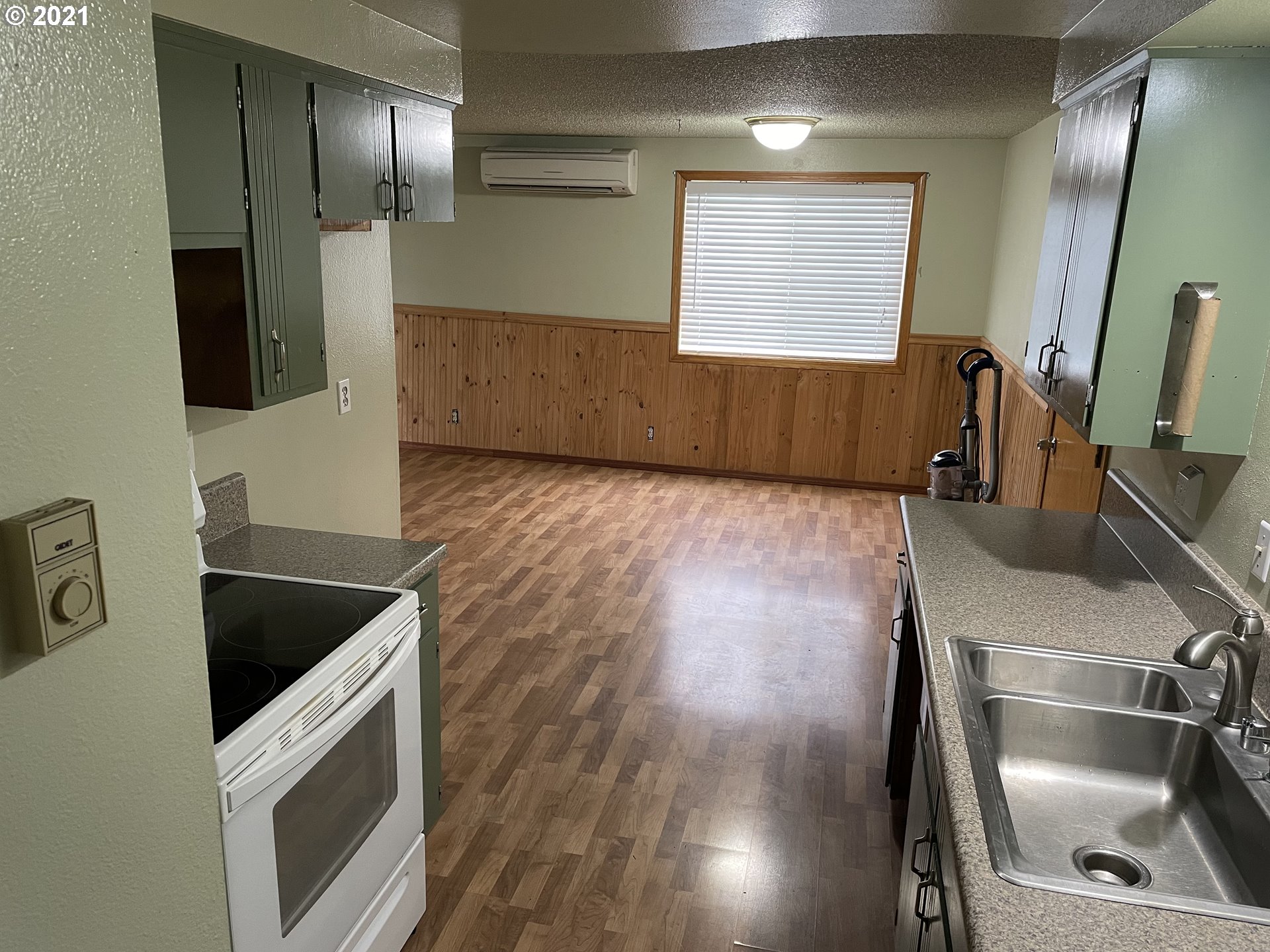 1286 Kenray Loop Springfield, OR 97477 - Photo 8 of 27 a kitchen with granite countertop a stove and a sink