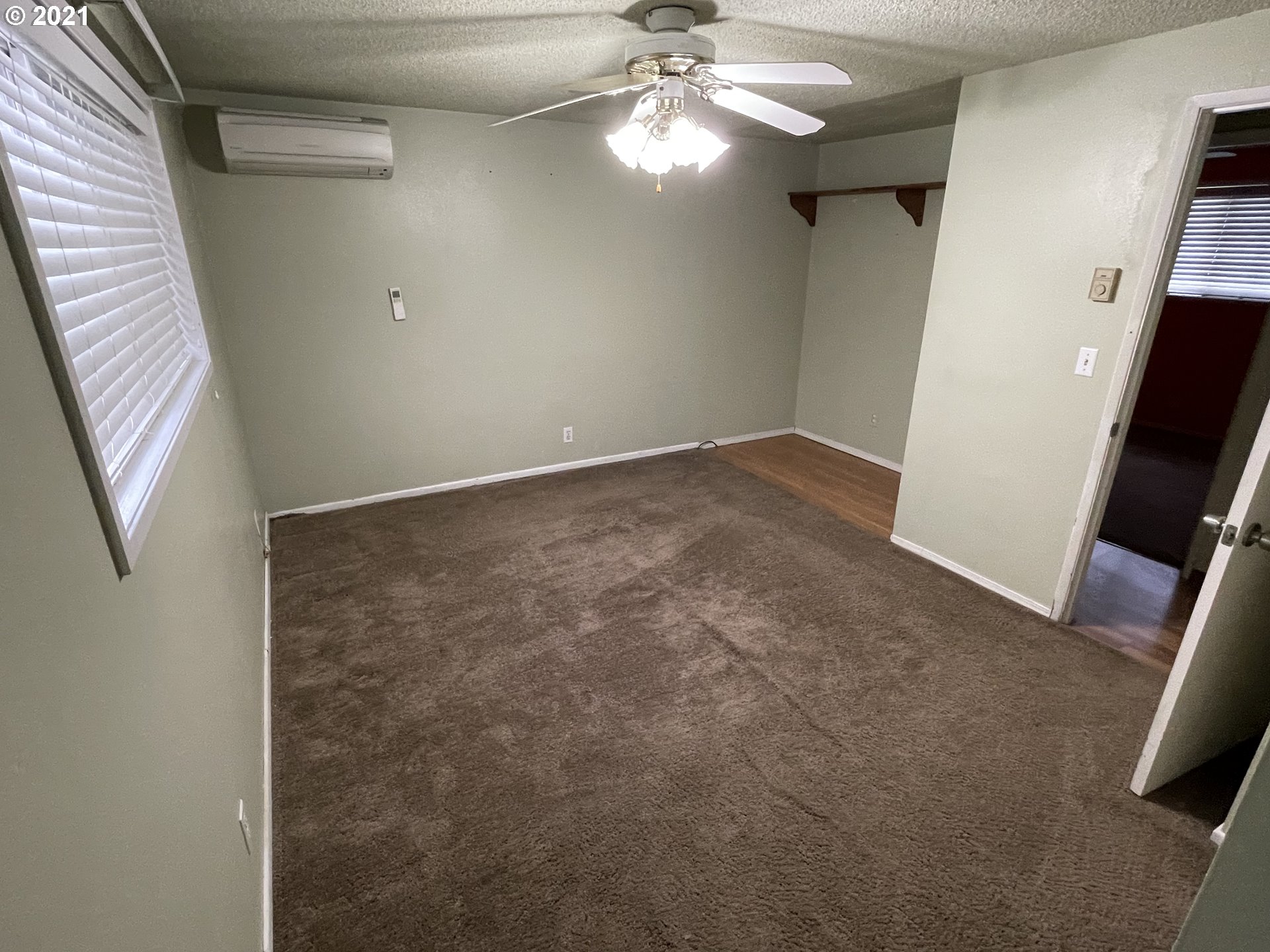 1286 Kenray Loop Springfield, OR 97477 - Photo 10 of 27 en empty room with windows and fan