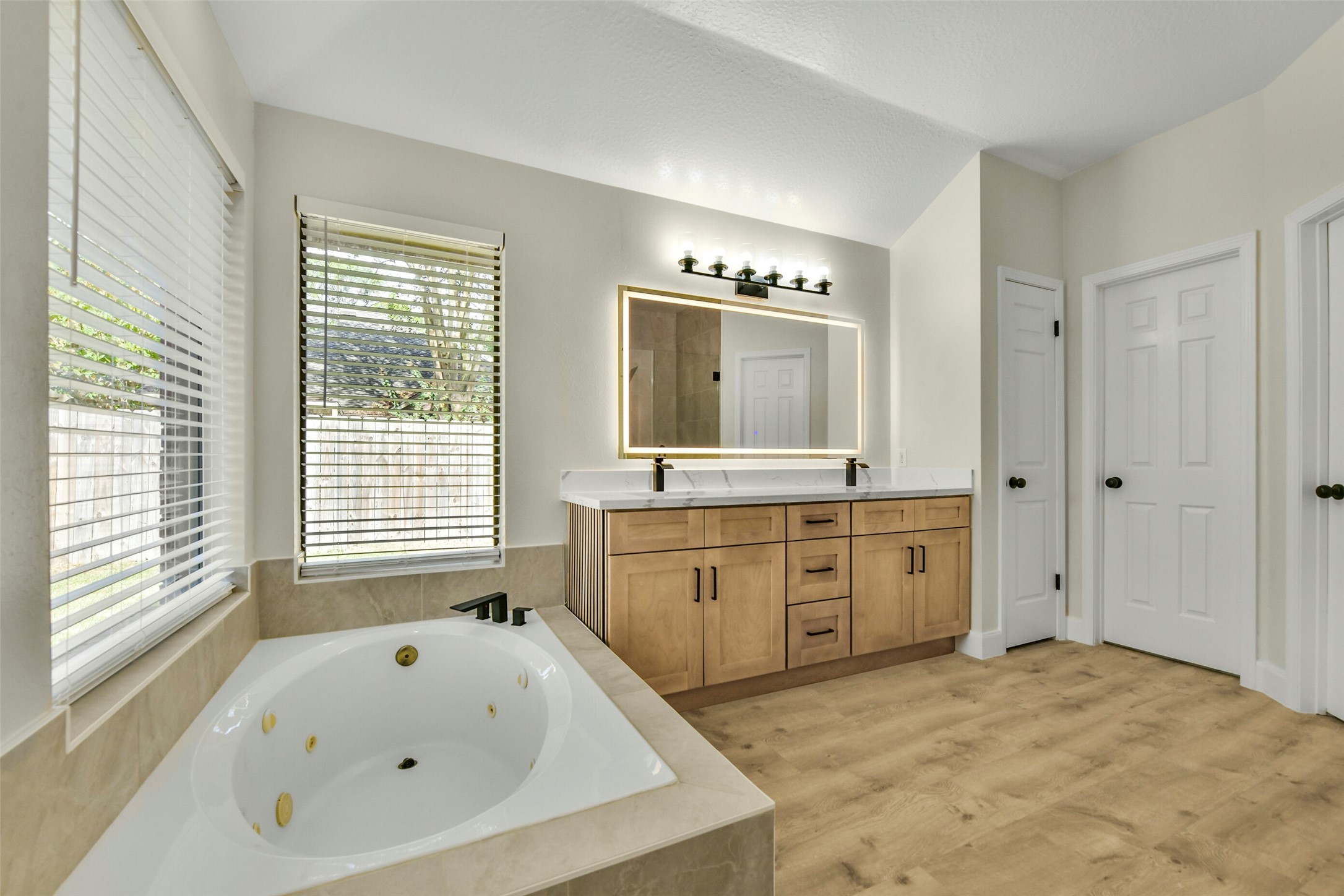 839 Quiet Spring Lane Houston, TX 77062 - Photo 14 of 28 Primary bathroom with soaking tub