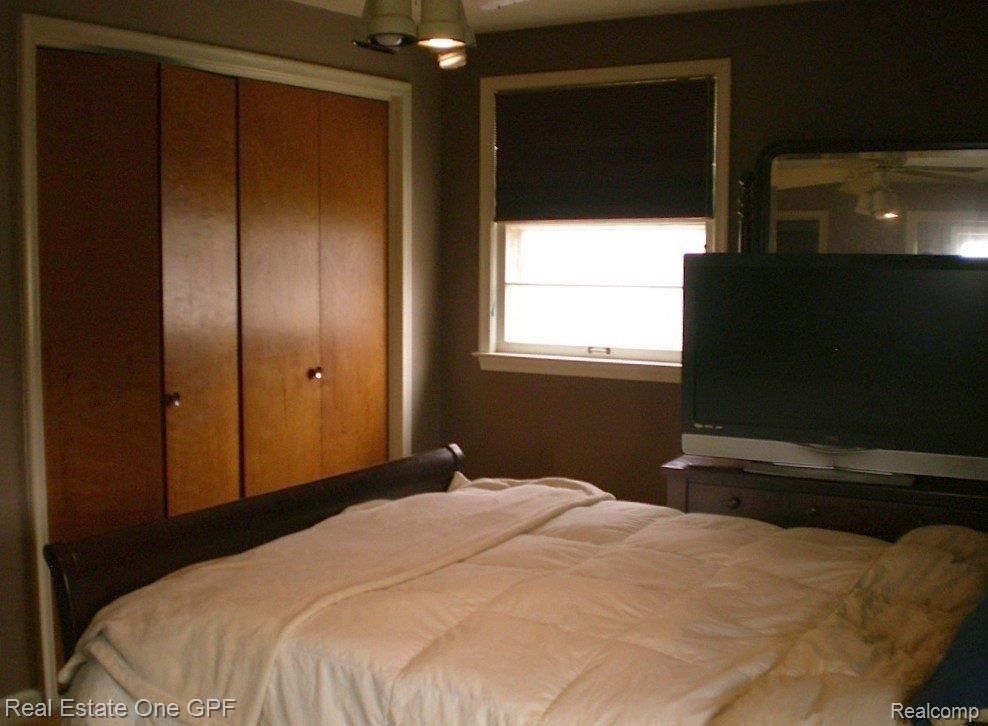1598 Newcastle Road Grosse Pointe, MI 48236 - Photo 12 of 12 master bed 2.jpg
