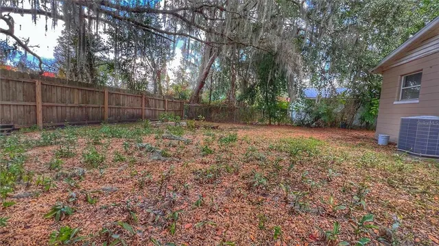 a view of a backyard