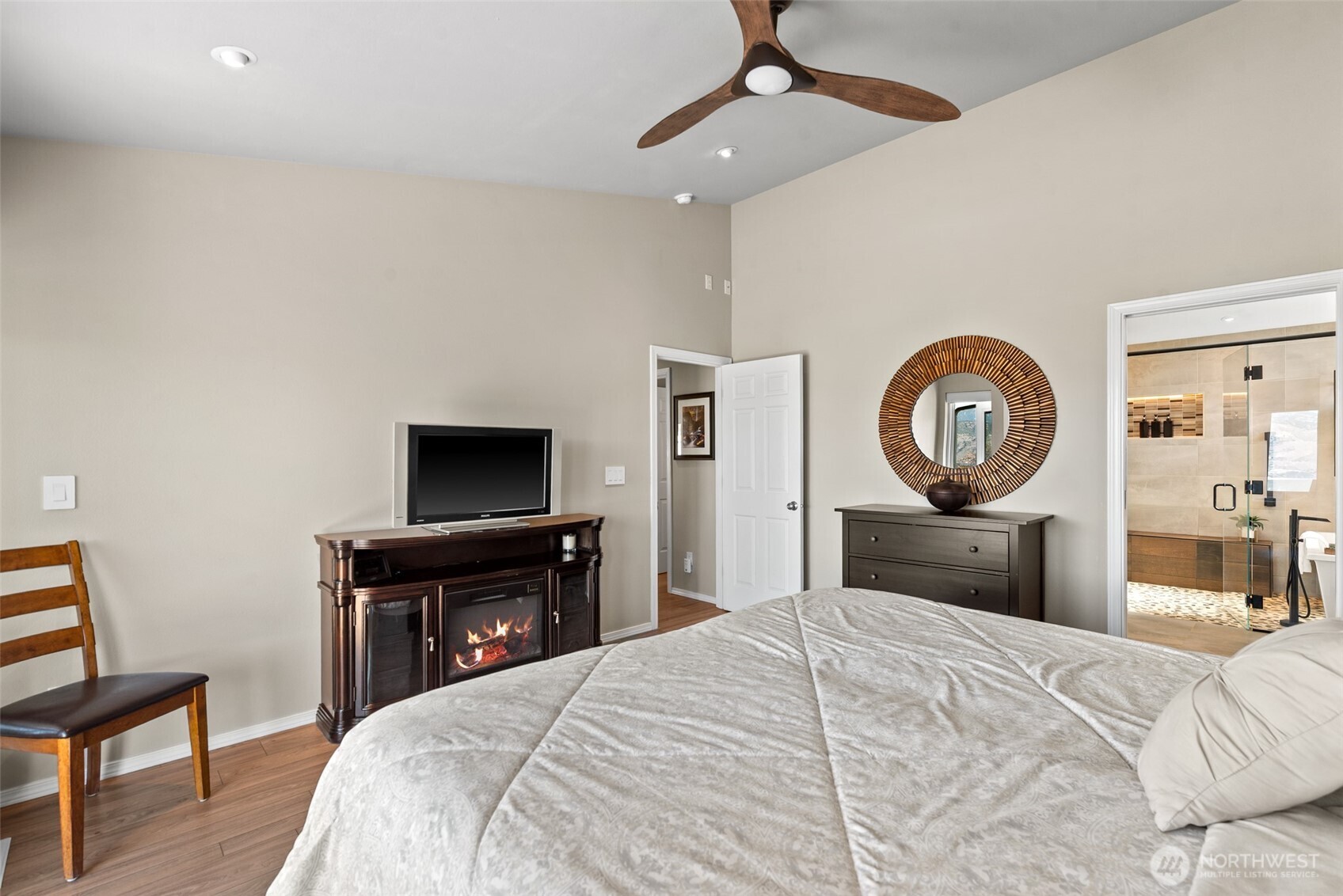 204 Stehekin Way Chelan, WA 98816 - Photo 18 of 40 a bedroom with a bed and a flat tv screen on dresser
